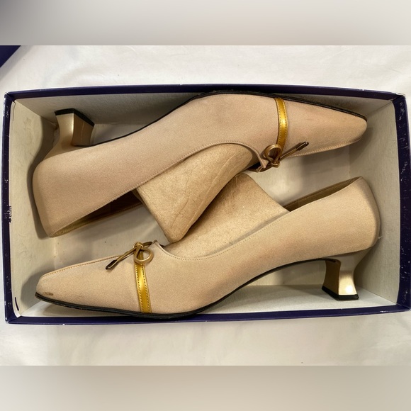 Stuart Weitzman Classic Pumps, Little Bow, Taupe Crepe,‎ patent heel, size 10 - Picture 8 of 10